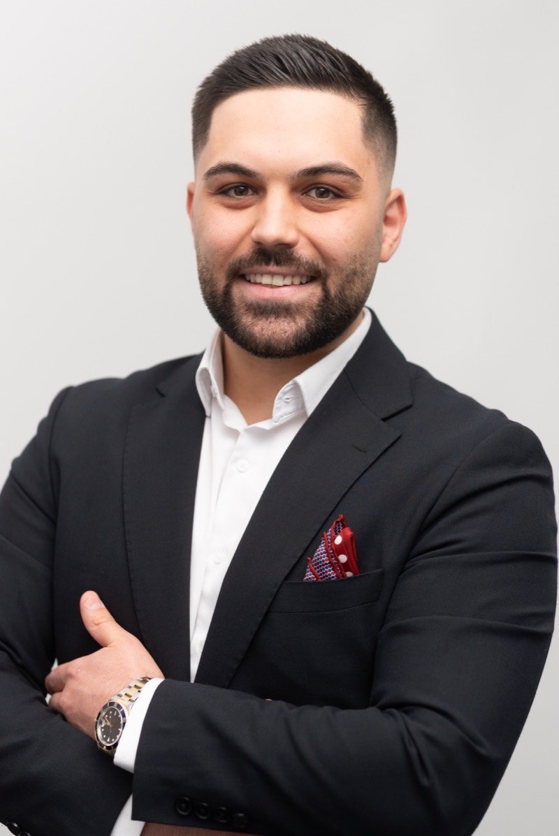 Salih Can Ayünal, Frankfurt am Main'de bağımsız sigorta brokeri